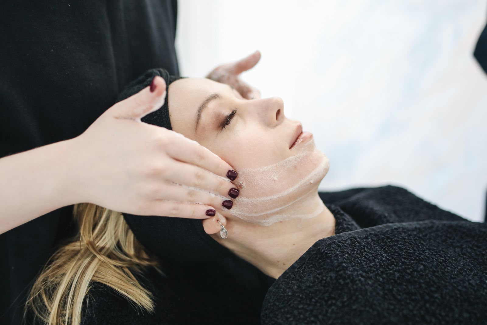 Tratamento facial em ambiente de spa